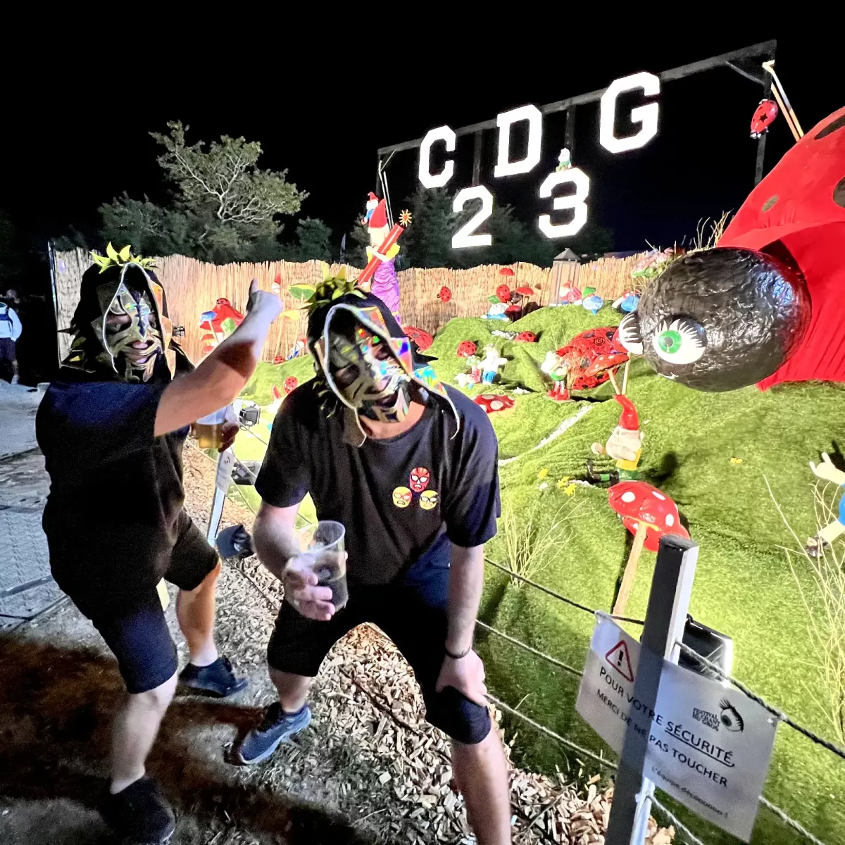 TicTacTec au Chant du Gros – Le Noirmont, 2023 Les DJs masqués de TicTacTec posent devant une installation du Chant du Gros au Noirmont en 2023.