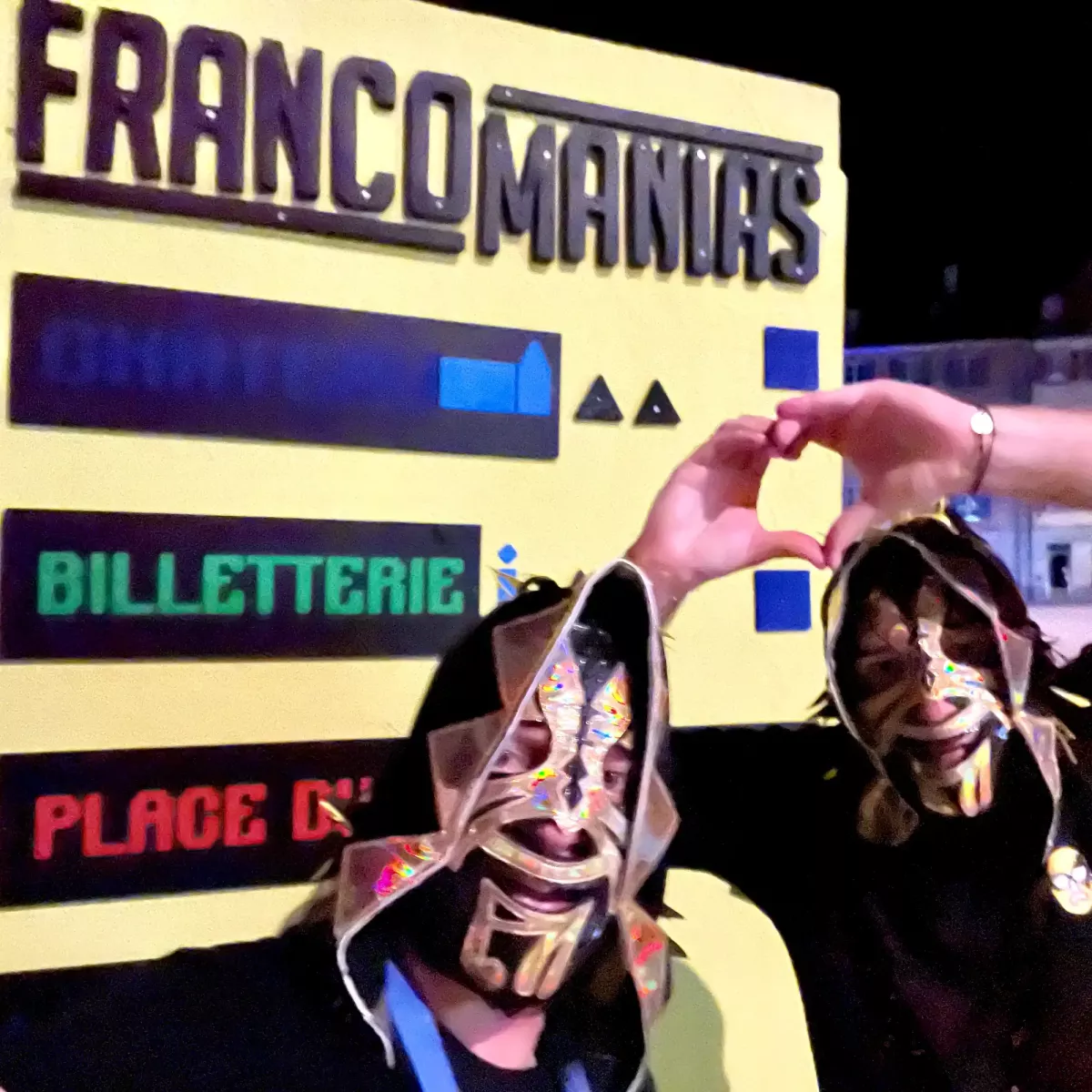 TicTacTec aux Francomanias – Bulle, 2023 Les DJs masqués de TicTacTec posent devant une installation des Francomanias à Bulle en 2023.