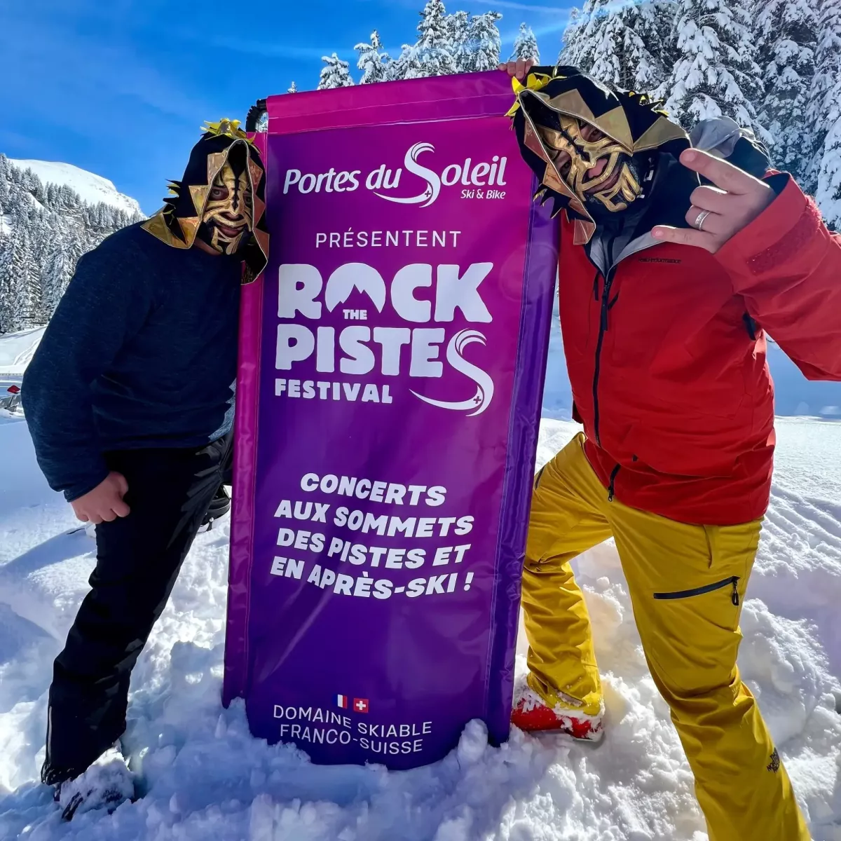 TicTacTec à Rock the Pistes – 2023 Les DJs masqués de TicTacTec posent dans la neige devant un panneau Rock the Pistes en 2023.