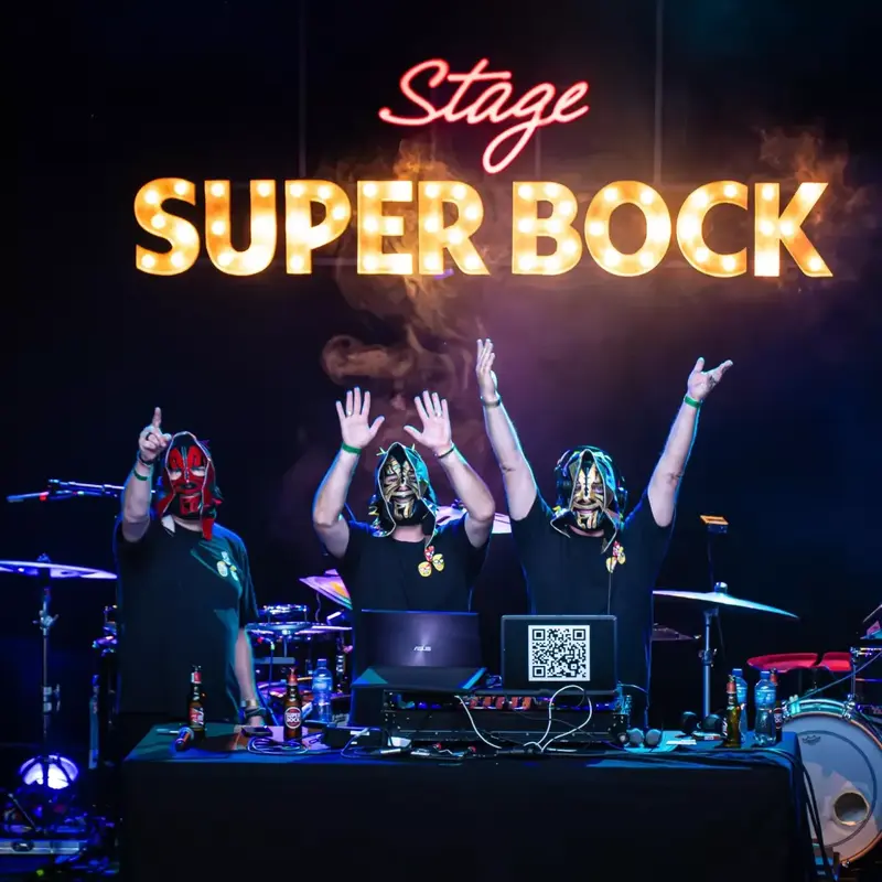 TicTacTec sur la Super Bock Stage – Montreux Jazz Festival 2024 Les DJs masqués de TicTacTec derrière les platines sur la Super Bock Stage du Montreux Jazz Festival en 2024.