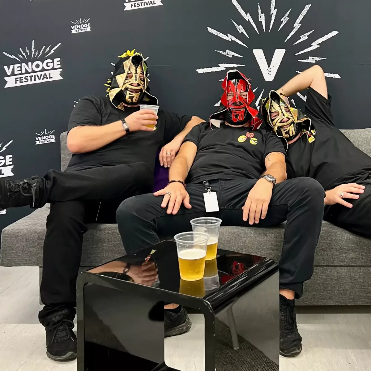 TicTacTec au Venoge Festival – Penthaz, 2022 Les DJs masqués de TicTacTec sont assis devant les logos du Venoge Festival à Penthaz en 2022.